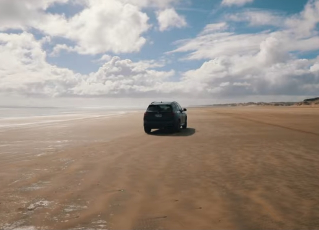 Essa praia é famosa entre os praticantes de bodyboarding. Além disso, pessoas com carros que têm tração nas quatro rodas também costumam visitar o local.