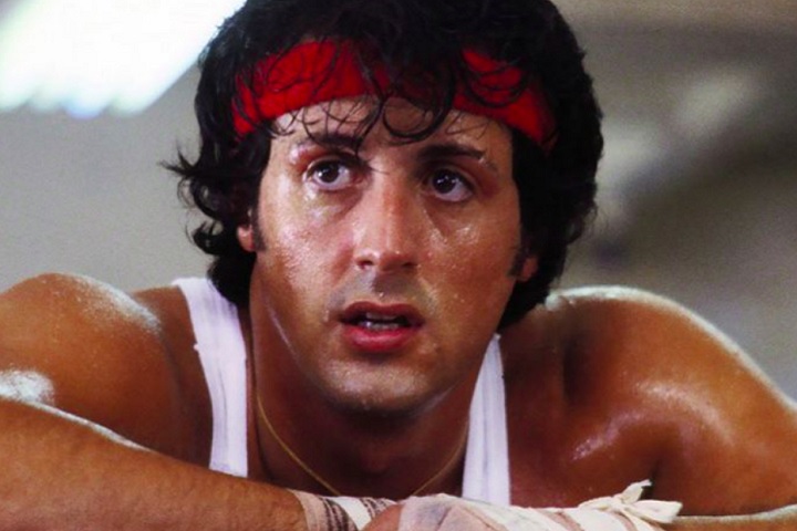 O documentário aborda momentos cruciais de sua carreira, como a criação de Rocky (1976), filme que ele escreveu e protagonizou, e que ganhou o Oscar de Melhor Filme, solidificando seu lugar na história do cinema.