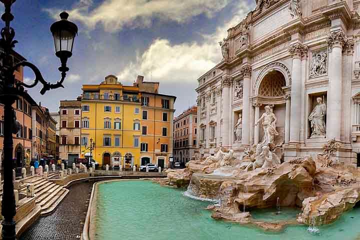 Os passantes também aproveitam para rogar que desejos pessoais se realizem ao atirar as moedas. 
