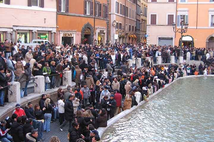 A tradição sugere que ao jogar uma moeda com a mão direita sobre o ombro esquerdo na Fontana di Trevi o turista terá sorte para voltar a Roma. 

