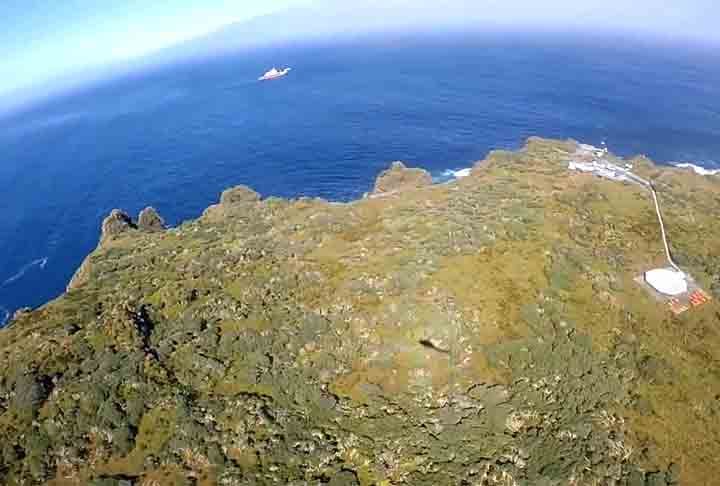 Ele é um dos três constituintes do território ultramarino britânico de Santa Helena (onde Napoleão se exilou até a morte), Ascensão e Tristão da Cunha, sendo o lugar habitado mais remoto do mundo. Esse reconhecimento também está presente Guinness World Records, instituição que publica o Livro dos Recordes.