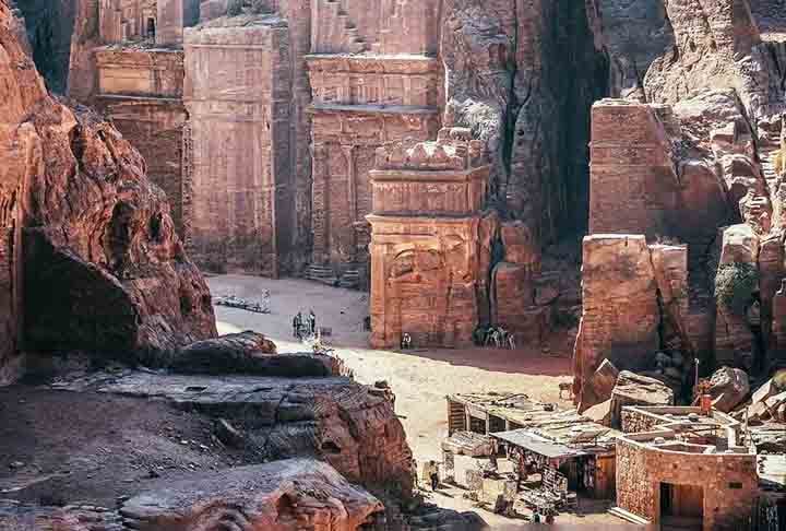 Achados sobre povo desaparecido - Em uma tumba soterrada no sítio arqueológico conhecido como Tesouro de Petra, no deserto da Jordânia, exploradores encontraram 12 esqueletos que seriam de um grupo nômade extinto, os nabateus. O achado será determinante para os novos estudos sobre esse povo antigo.
