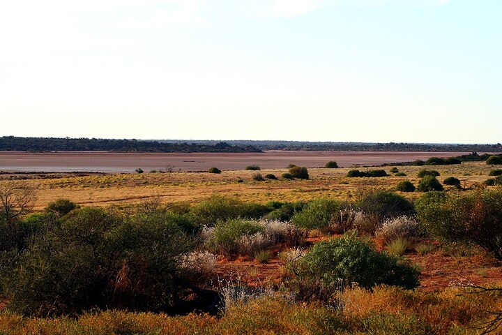 8º Grande Deserto de Vitória (647.000 km²) -  Fica no Sudoeste da Austrália, entre as montanhas de Pilbara e Kimberley. Com tom avermelhado, é sagrado para os aborígenes, povo milenar nativo da região. Tem vastos campos de dunas, pedregais e arbustos. Suas temperaturas variam com dias quentes e noites geladas. A área é rica em sítios arqueológicos, e tem cangurus, lagartos e aves.
