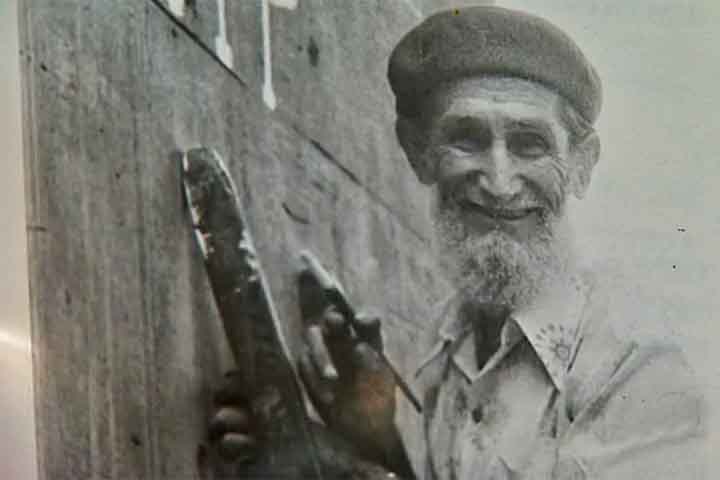 Gentileza começou, então, a sua jornada como personagem andarilho. A partir de 1970, era visto em ruas, praças, nas barcas da travessia entre as cidades do Rio de Janeiro e Niterói, em trens e ônibus, fazendo sua pregação. 