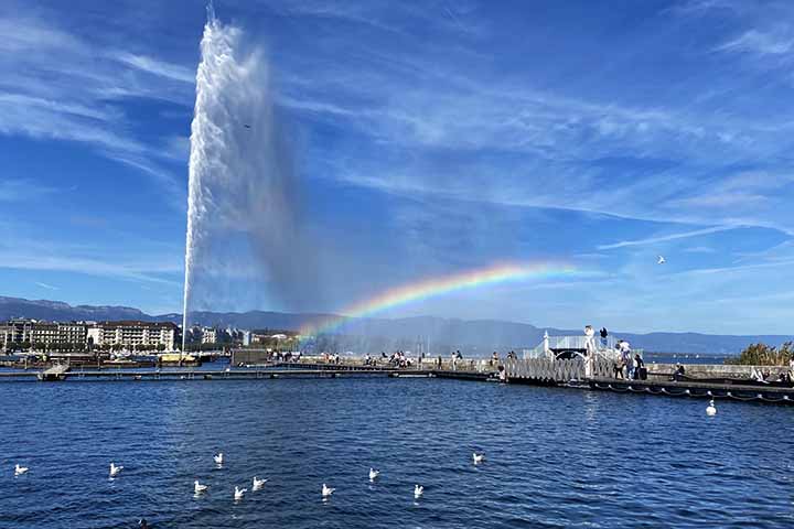 Jet d'Eau - Cidade: Genebra, Suíça - O famoso jato de água de Genebra lança um grande volume de água a 140 metros de altura no Lago de Genebra. Quando o sol brilha sobre a neblina formada pelo jato, arco-íris aparecem com frequência ao redor do monumento.