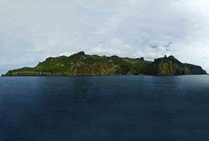 Tristão da Cunha, porém, tem um governo autônomo, que conta com departamento de preservação. Entretanto, divide os cuidados desse patrimônio da Unesco com o Reino Unido. 