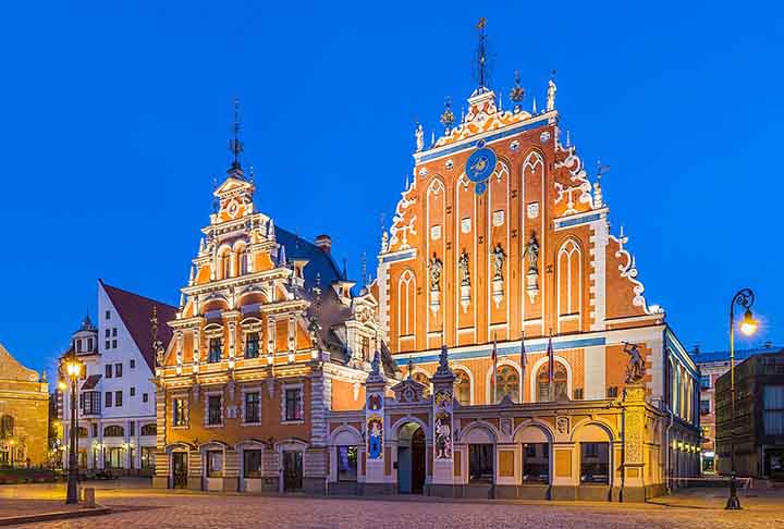 A Casa dos Cabeças Negras é um edifício situado no centro histórico de Riga, na Letônia. O edifício original foi erguido em 1334 como armazém, local de encontro e celebração de comerciantes. Foi o maior edifício público de Riga.