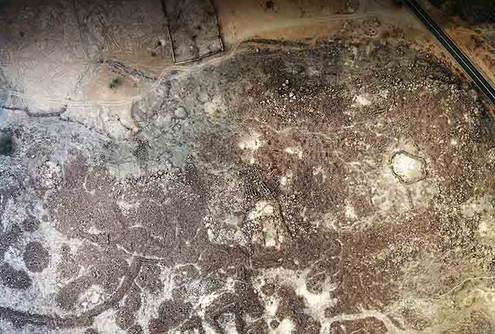 Outra cidade - Uma antiga cidade fortificada, com mais de 4 mil anos, foi identificada abaixo do oásis de Khaybar, no noroeste da Arábia Saudita. Com o nome de al-Natah, ela abrigava cerca de 500 pessoas e era cercada por uma muralha de 14,5 km de extensão. Os arqueólogos ainda tentam entender os motivos de a cidade ter sido abandonada por volta do ano 1.400 a.C.

