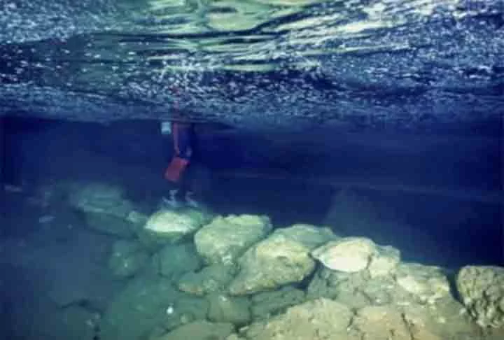 A análise da ponte de 7,6 metros de comprimento, que está submersa na Caverna Genovesa, levou os pesquisadores a concluírem que sua construção data de quase 6 mil anos. 
