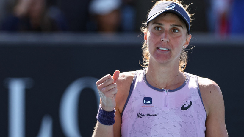 A brasileira Beatriz Haddad Maia comemora o match point enquanto joga contra a russa Erika Andreeva durante a partida de simples feminina no quinto dia do torneio de tênis do Aberto da Austrália em Melbourne em 16 de janeiro de 2025