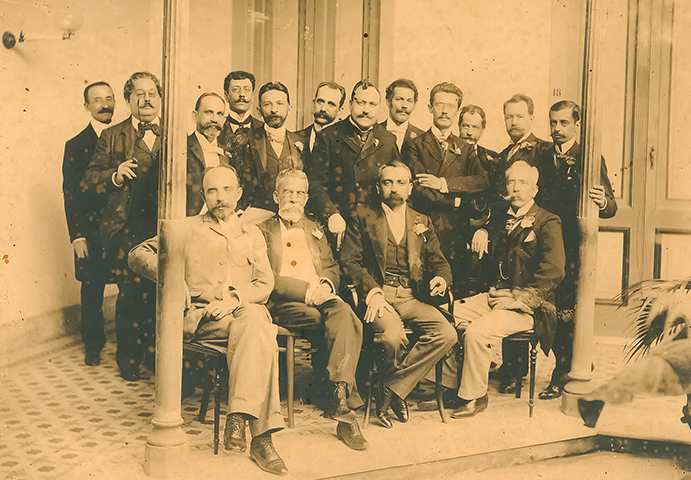  A ABL tem 40 membros efetivos e perpétuos. Quando um acadêmico morre, a cadeira é declarada vaga e quem quer concorrer à vaga tem dois meses para se candidatar. 