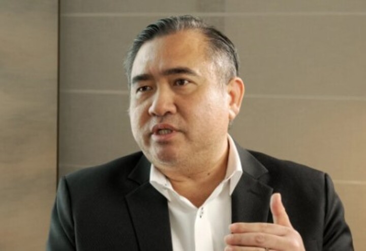 Coube ao ministro dos Transportes da Malásia, Anthony Loke, comunicar a decisão de iniciar as buscas em uma nova região no sul do Oceano Índico. “Nossa responsabilidade, obrigação e compromisso são com os familiares das vítimas”, afirmou Loke em seu pronunciamento. 
