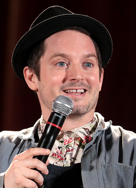 Elijah Wood - Nascido em 28/1/1981 em Cedar Rapids, em Iowa, o ator - que viveu Frodo em Senhor dos Anéis e também é produtor, dublador e DJ - tem 1,68 metro. 