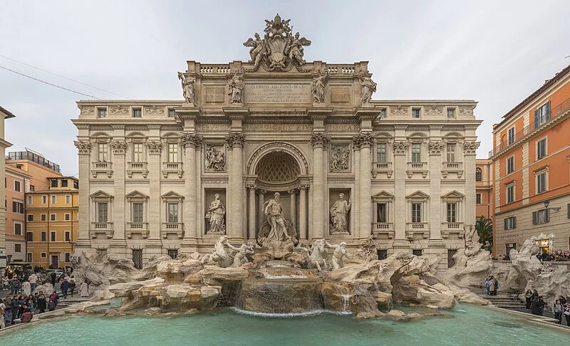 A Fontana di Trevi é uma das maiores atrações turísticas não só de Roma como de toda a Itália. E é um monumento que tem ligação com a superstição em busca de sorte. 
