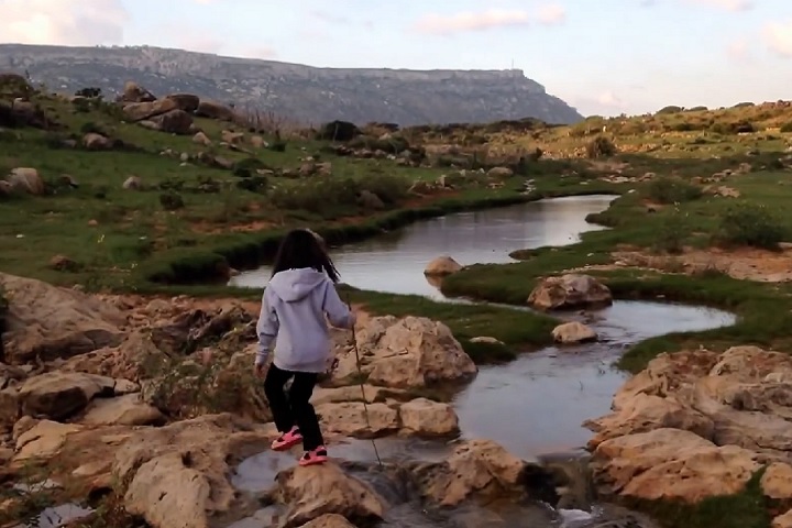 Uma expedição em Socotra pode começar na praia de Archer, no nordeste da ilha. Por lá, predominam atividades como o mergulho nos corais de Dihamri, o banho na piscina natural de Homhill (foto) e a visita à vila de pescadores de Erissel.