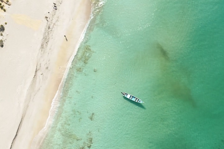 A praia deserta de Shoab (foto), com suas águas verde-esmeralda, e o pôr do sol em Detwah completam a experiência nesta ilha fantástica. 