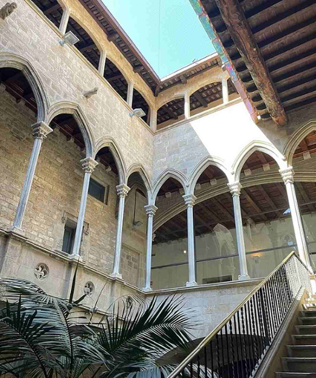 Museus ao redor do mundo, como o Museu Picasso em Barcelona e o Museu de Arte Moderna em Nova York, abrigam suas obras, permitindo que novas gerações descubram sua genialidade.