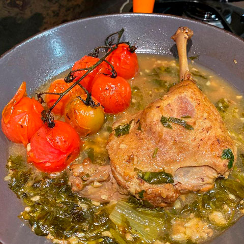 Pato no Tucupi (Pará) - Um prato amazônico, feito com tucupi (um caldo amarelo fermentado da mandioca) e jambu. A pimenta-de-cheiro, típica da região, é usada para intensificar o sabor.

