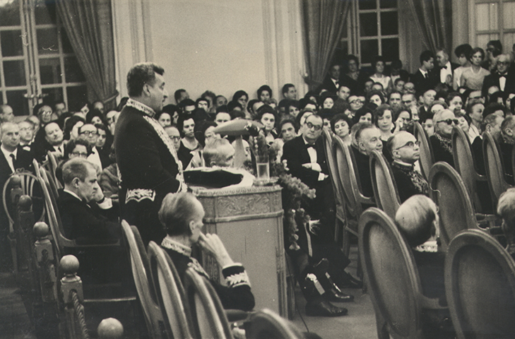 Os imortais são escolhidos mediante eleição por voto secreto dois meses depois de a cadeira ter sido declarada vaga.