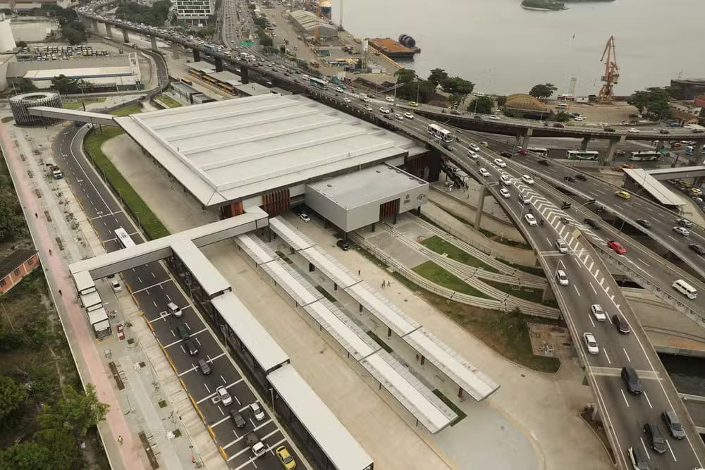 O Terminal Intermodal Gentileza foi inaugurado em fevereiro de 2024, integrando diferentes modais de transporte: o BRT Transbrasil (ônibus articulados com faixa exclusiva), linhas de ônibus municipais e linhas do VLT (Veículo Leve sobre Trilhos), com movimento diário de 150 mil pessoas em média. 