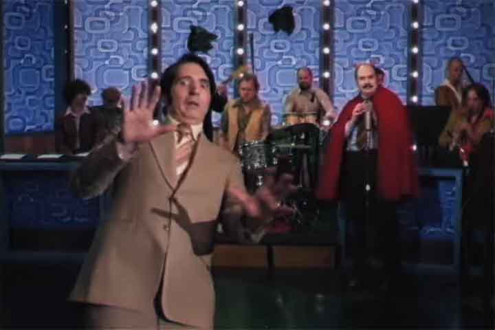 A história transcorre durante uma edição de talk-show televisivo apresentado por Jack Delroy (David Dastmalchian) no Dia das Bruxas. 
