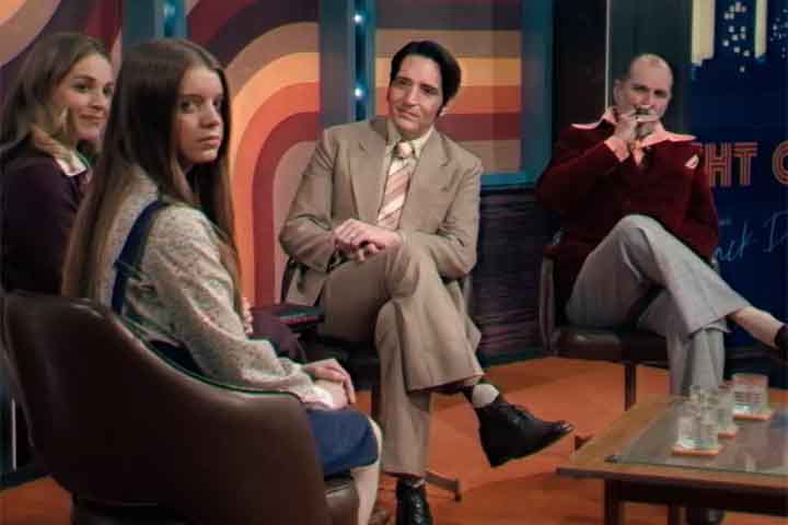 Durante uma entrevista com uma parapsicóloga e a única sobrevivente de um suicídio em massa no interior de uma igreja satânica, eventos sobrenaturais começam a acontecer. Eles impactam os presentes no estúdio e a audiência televisiva. 
