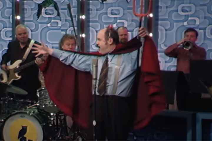 “‘Late Night With the Devil” consegue explorar diversas ideias divertidas através de sua premissa e sua história funciona muito bem como um metáfora sobre o preço do sucesso”, destacou o “Austin Chronicle”. 
