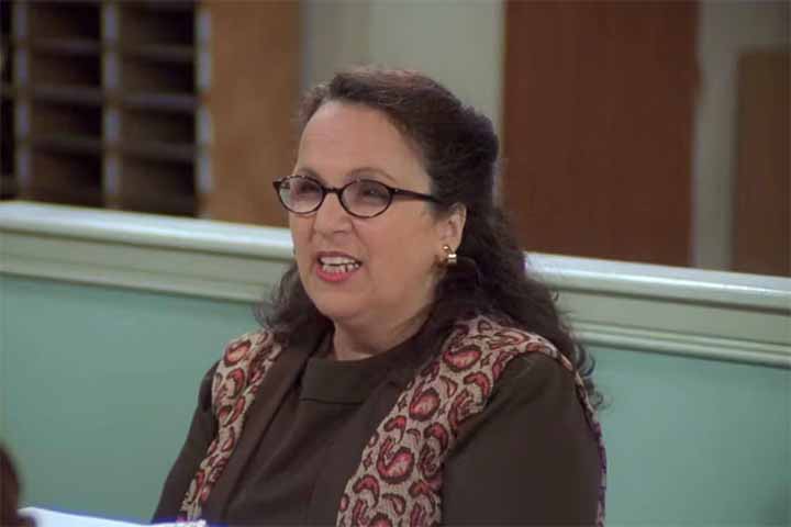 Carol Ann Susi - Big Bang Theory (2007-2019): Essa série de comédia americana acompanha um grupo de cientistas e engenheiros brilhantes, mas socialmente desajeitados. Carol interpretava Debbie Wolowitz, mãe do personagem Howard. 