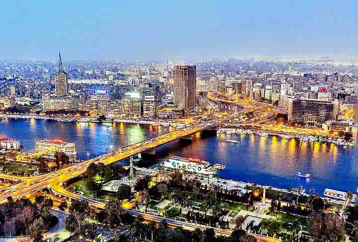 Ao sudoeste, se encontra Giza e a antiga necrópole de Mênfis, com a meseta de Giza e suas monumentais pirâmides, como a Grande Pirâmide de Quéops.