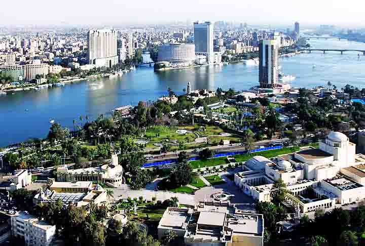 A cidade é a mais importante do país e incluso do mundo árabe em quanto a formação educativa mediante colégios, institutos e universidades internacionais.