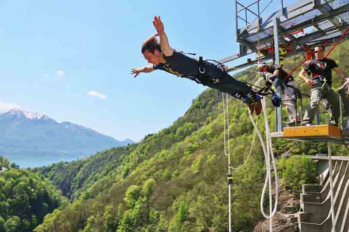 The Last Resort, Nepal: A três horas da capital, no hotel, é possível saltar de bungee-jumping na ponte suspensa mais alta do país, sobre o rio Bhote Kosi e um dos cânions mais assustadores da região.