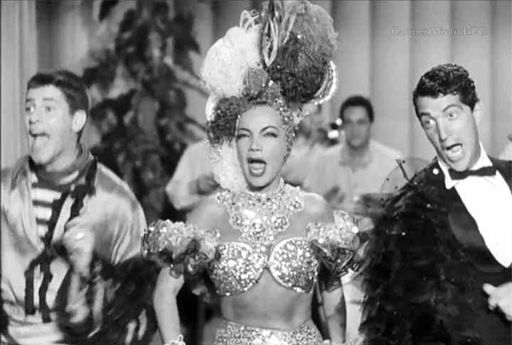 Nos anos 1940, o samba ultrapassou as fronteiras do Brasil e conquistou o mundo. Artistas como Carmen Miranda ajudaram a popularizar o ritmo nos Estados Unidos. Carmen apresentou o samba em palcos internacionais através de filmes de Hollywood e apresentações em grandes casas de show. Ela transformou músicas como O Que É Que A Baiana Tem? em sucessos globais.