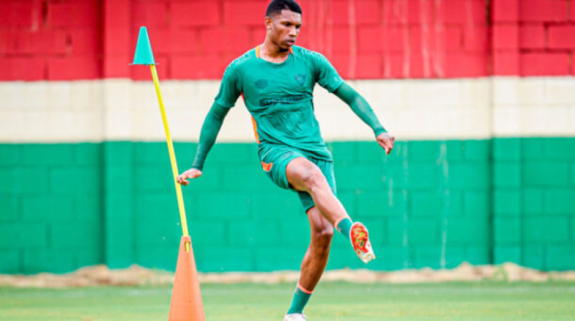 Atleta segue período de treinamentos com elenco profissional na fase de recondicionamento físico para poder voltar a campo