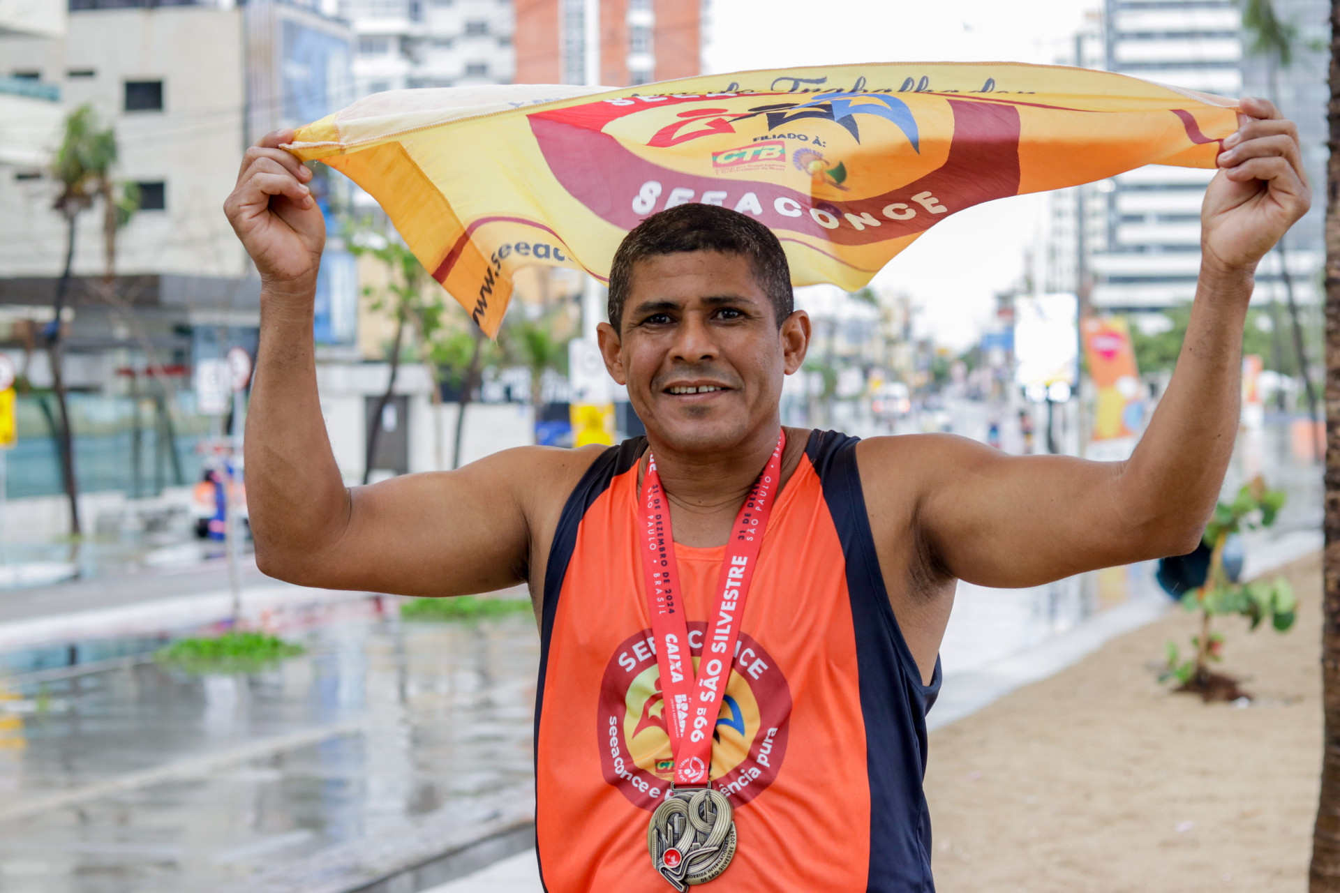 FORTALEZA, CEARÁ, BRASIL, 17-01-2024: Humberto, porteiro que correu a São Silvestre da entrevista para Dois dedos de Prosa. (Foto: Samuel Setubal/ O Povo)