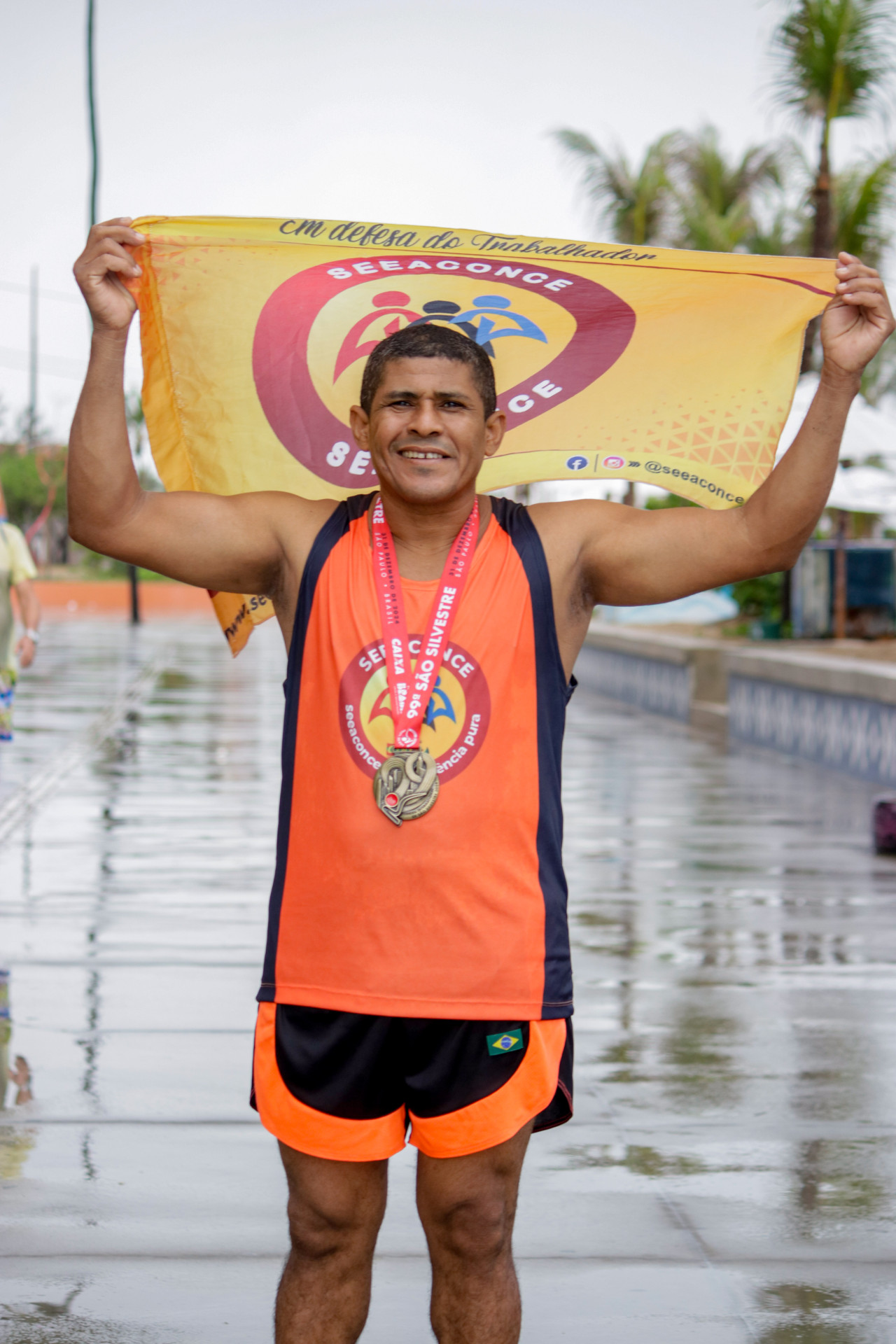 FORTALEZA, CEARÁ, BRASIL, 17-01-2024: Humberto, porteiro que correu a São Silvestre da entrevista para Dois dedos de Prosa. (Foto: Samuel Setubal/ O Povo)