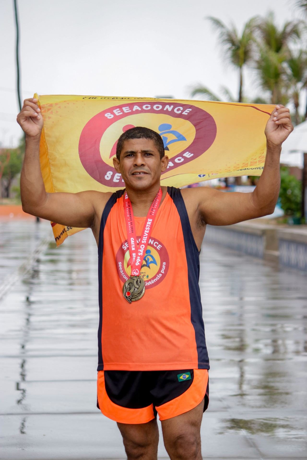 FORTALEZA, CEARÁ, BRASIL, 17-01-2024: Humberto, porteiro que correu a São Silvestre da entrevista para Dois dedos de Prosa. (Foto: Samuel Setubal/ O Povo)