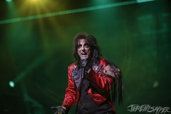 Alice Cooper - 04/02/1948 (76 anos). O cantor americano mantém o visual gótico que marcou a carreira, destacada também pelas performances inspiradas em filmes de terror, com sangue falso, instrumentos mortais e animais peçonhentos no palco. Em 2015, formou uma banda com o ator Johnny Depp: Hollywood Vampires.