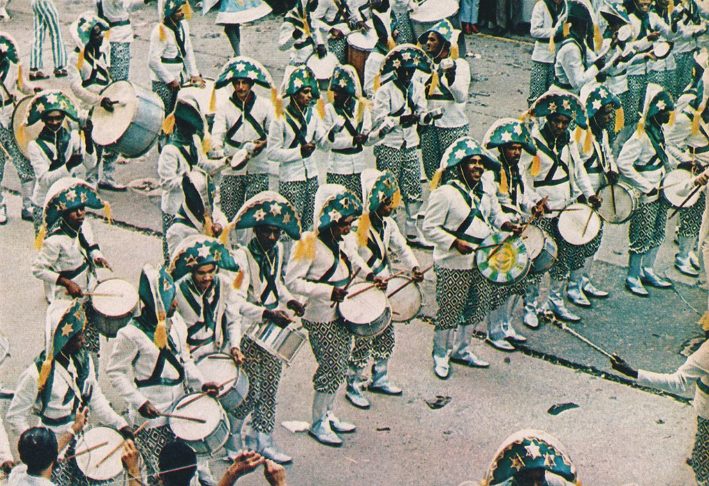 O samba também ganhou ainda mais notoriedade justamente com a criação das escolas de samba, que começaram a organizar desfiles durante o Carnaval, tornando o gênero a trilha sonora oficial dessa festa popular. Mangueira, Portela, Império Serrano são escolas tradicionais que carregam essa história com vigor. 