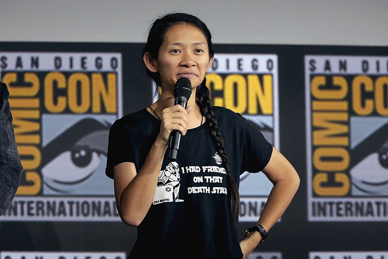 Chloé Zhao - Diretora e roteirista de cinema nascida em Pequim, na China. Vencedora do Oscar por “Normadland” (2020), foi a primeira mulher não branca a levar a estatueta por melhor direção na badalada cerimônia. 
