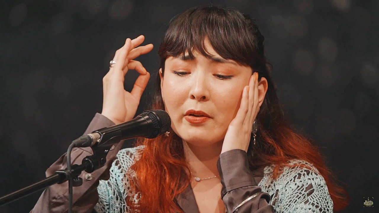Elaha Soroor - Cantora afegã que combate a repressão às mulheres no seu país natal. Pertencente à minoria étnica hazara, abandonou a terra natal em 2010 após perseguição por abraçar carreira artística. Chegou a ser proibida pela família de cantar e hoje vive em Londres, onde faz parte do grupo Kefaya.


