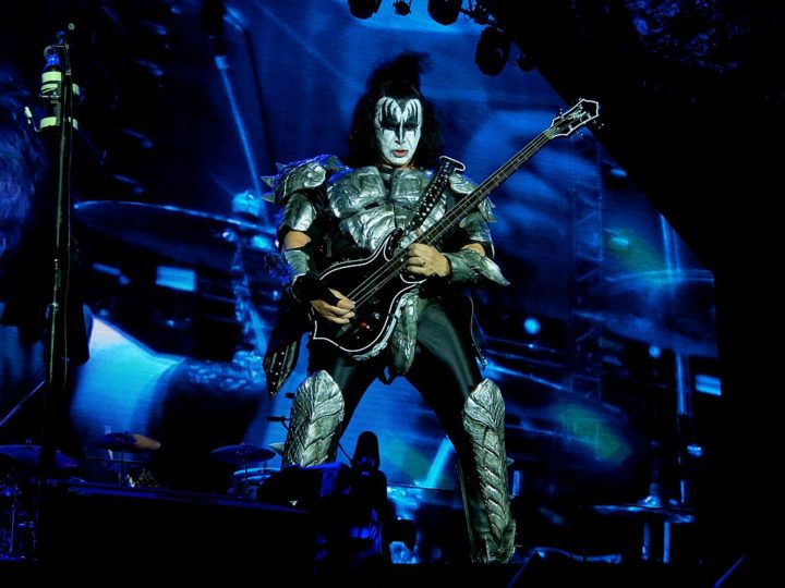 Gene Simmons - 25/08/1949 (75 anos). Vocalista, baixista e fundador da Banda Kiss, popularizado pela língua para fora. Liderou a banda em que todos os integrantes têm mais de 60 anos até 2022, quando saiu para carreira solo. Ele mantêm o visual de maquiagem pesada e performances com efeitos e pirotecnia.