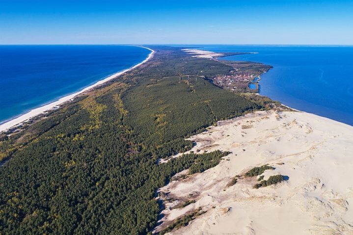 Outro destaque é o Istmo da Curlândia, um estreito de areia que separa o Mar Báltico da Lagoa da Curlândia, listado como Patrimônio Mundial da UNESCO.