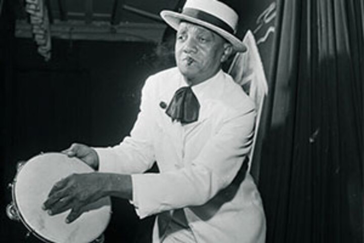 Pioneiro no uso de instrumentos de percussão, como o pandeiro, João da Baiana deu ao samba sua sonoridade característica. Ele foi uma ponte entre o samba das rodas populares e as gravações comerciais. Canções como Batuque na Cozinha mostram sua influência nas origens do gênero.