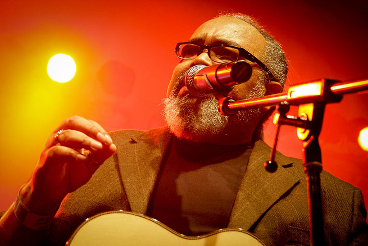 JORGE ARAGÃO:  O sambista já revelou que gosta de compor bebendo água e leite. Aliás, o veterano assegura que nunca experimentou bebidas alcoólicas.