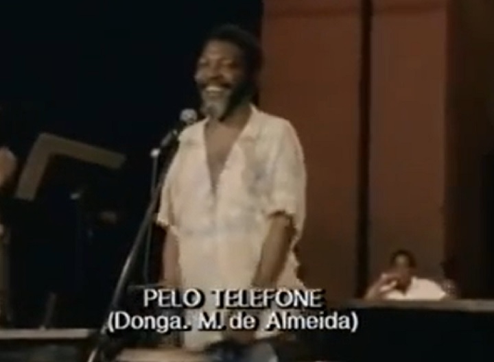 A primeira gravação oficial de um samba ocorreu em 1917 com a canção Pelo Telefone, atribuída a Donga e Mauro de Almeida, que marcou o início da popularização do gênero. Há controvérsias porque, como o samba se dava em rodas, outras pessoas podem ter participado da criação. 