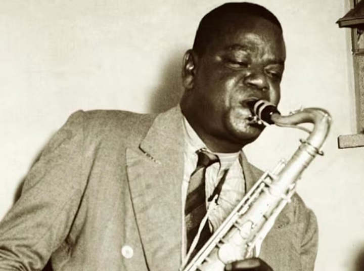 Pixinguinha é outro pioneiro. Começou sua carreira musical na década de 1910, mas foi durante a década de 1920 que ele se consolidou como um dos primeiros músicos a levar o samba para apresentações públicas e gravações. Ele atuava tanto com o grupo Oito Batutas quanto em composições e arranjos que misturavam samba e choro, influenciando o gênero de forma inovadora.