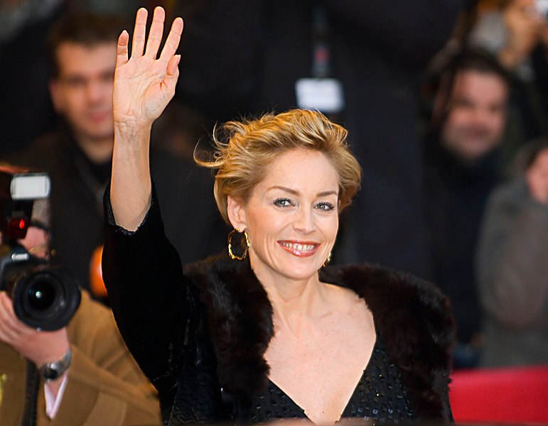 Sharon Stone - Estrela de Hollywood (“Instinto Selvagem” e “Cassino”), a atriz foi incluída na lista por atividades filantrópicas. Ela recebeu o Prêmio da Cúpula da Paz por ações de apoio a pessoas com HIV. 

