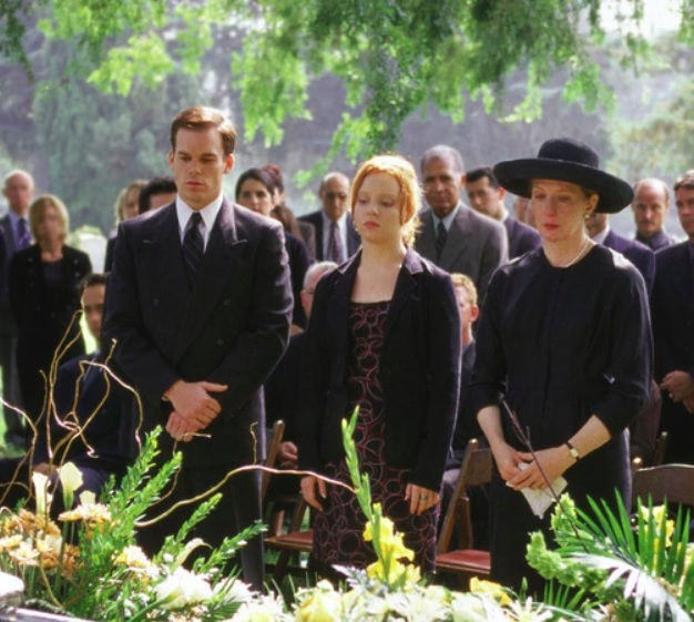 Há quem diga que essa estratégia dá à equipe a chance de homenagear o colega falecido e lidar com a perda de maneira respeitosa. Confira agora alguns casos em que os atores -- e o personagem -- morreram durante a produção de uma série!