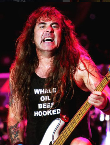 Steve Harris - 12/03/1956 (68 anos). O músico inglês é o principal compositor, baixista e tecladista da banda Iron Maiden. Sempre chamou atenção por não usar palhetas e passar giz nos dedos antes de tocar. Segue na ativa. O baterista Nicko McBrain, de 72 anos, deixou a banda por um derrame.