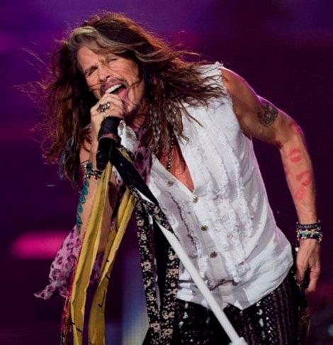 Steven Tyler - 26/03/1948 (76 anos). O mega-astro, fundador e vocalista da banda americana Aerosmith, fez cirurgia na garganta em 2006, que rendeu um documentário da National Geographic. Infelizmente, se aposentou junto com a banda em 2023 após descobrir uma doença.